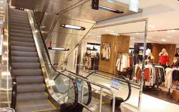 에스컬레이터는 손님이 타고 다니며 상품을 볼 수 있게 백화점의 가운데에 배치되어 있다.