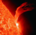 태양 폭발이 일어나는 순간. 태양 폭풍은 태양 폭발의 결과로 일어난다.