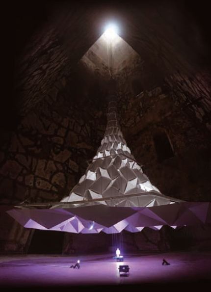 프랑스의 포머리 샴페인 하우스의 지하 동굴에 전시된 ‘소리공장(La Fabrique Sonore)’. 샴페인이 터지는 소리에서 힌트를 얻어 5층 높이의 거대한 스피커 모양으로 만들었다.