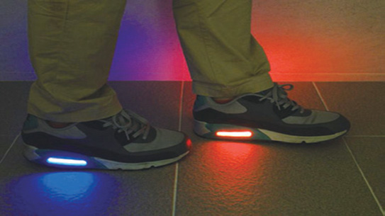 촉각센서와 LED를 갖춘 스마트 신발. 걸음걸이에 따라 나타나는 색깔이 다르다.
