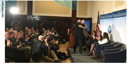 2월 11일 미국 워싱턴D.C. 기자회견장에서 감격에 겨워 포옹하고 있는 라이고 설계자들.