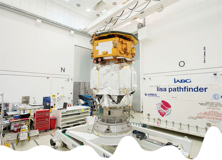 유럽우주국(ESA)이 2015년 12월 3일 발사한 인공위성 리사패스파인더의 모습. 우주에서 중력파를 검출할 리사 위성을 제작하기 위한 기술점검용 위성이다.
