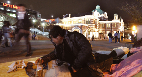 화려한 서울역 앞에 노숙자들이 살고 있다. 부의 최하위에 속한 자들은 기본적인 의식주마저 위태롭다.