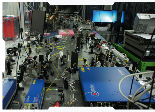 SK텔레콤 퀀텀랩이 연구 중인 이온트랩 실험실의 모습. 양자정보를 조작하기 위한 복잡한 레이저 장비가 보인다.