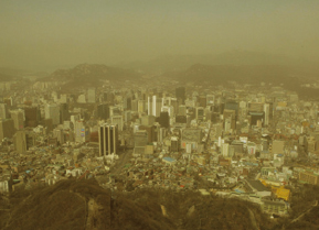 황사가 삼킨 서울의 모습. 중국 사막이 넓어지면서 우리나라에 오는 황사도 늘었다.